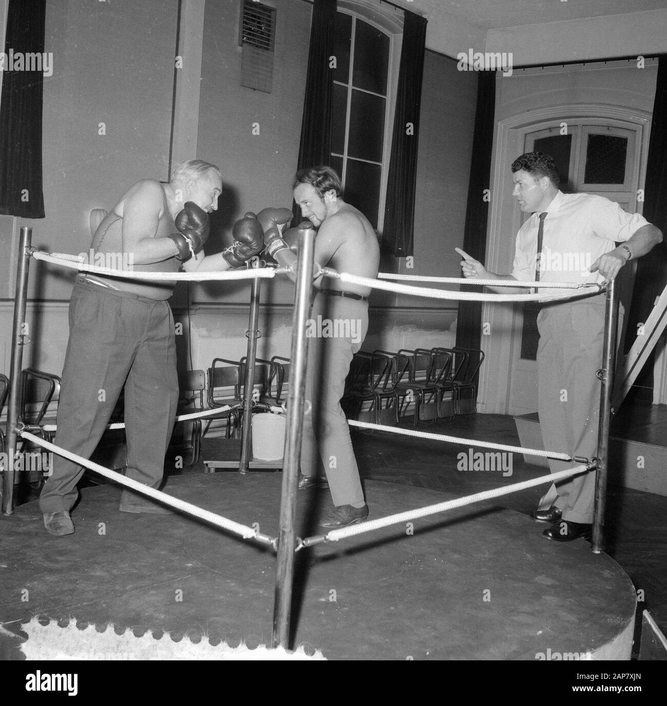 Die Schauspieler Hans Tiemeyer und Hans Croiset im Boxring, Tränen für das Stück Fairy Tales aus New York von J. P. Touloavy, Boxtrainer The Famous Date: 11. August 1964 Schlagwörter: Schauspieler persönlicher Name: Hans Croiset, Hans Tiemeyer, J. P. Touloavy, STUK Stockfoto