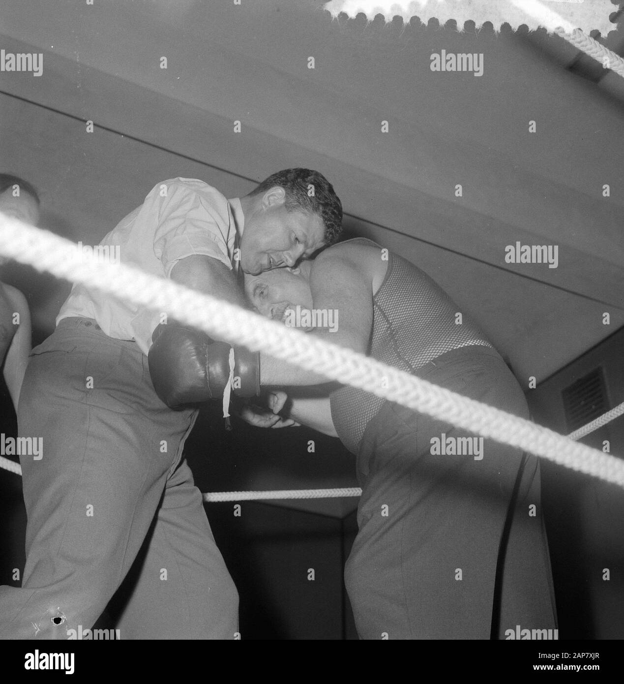 Die Schauspieler Hans Tiemeyer und Hans Croiset im Boxring, Tränen für das Stück Fairy Tales aus New York von J. P. Touloavy, Boxtrainer The Famous Date: 11. August 1964 Schlagwörter: Schauspieler persönlicher Name: Hans Croiset, Hans Tiemeyer, J. P. Touloavy, STUK Stockfoto