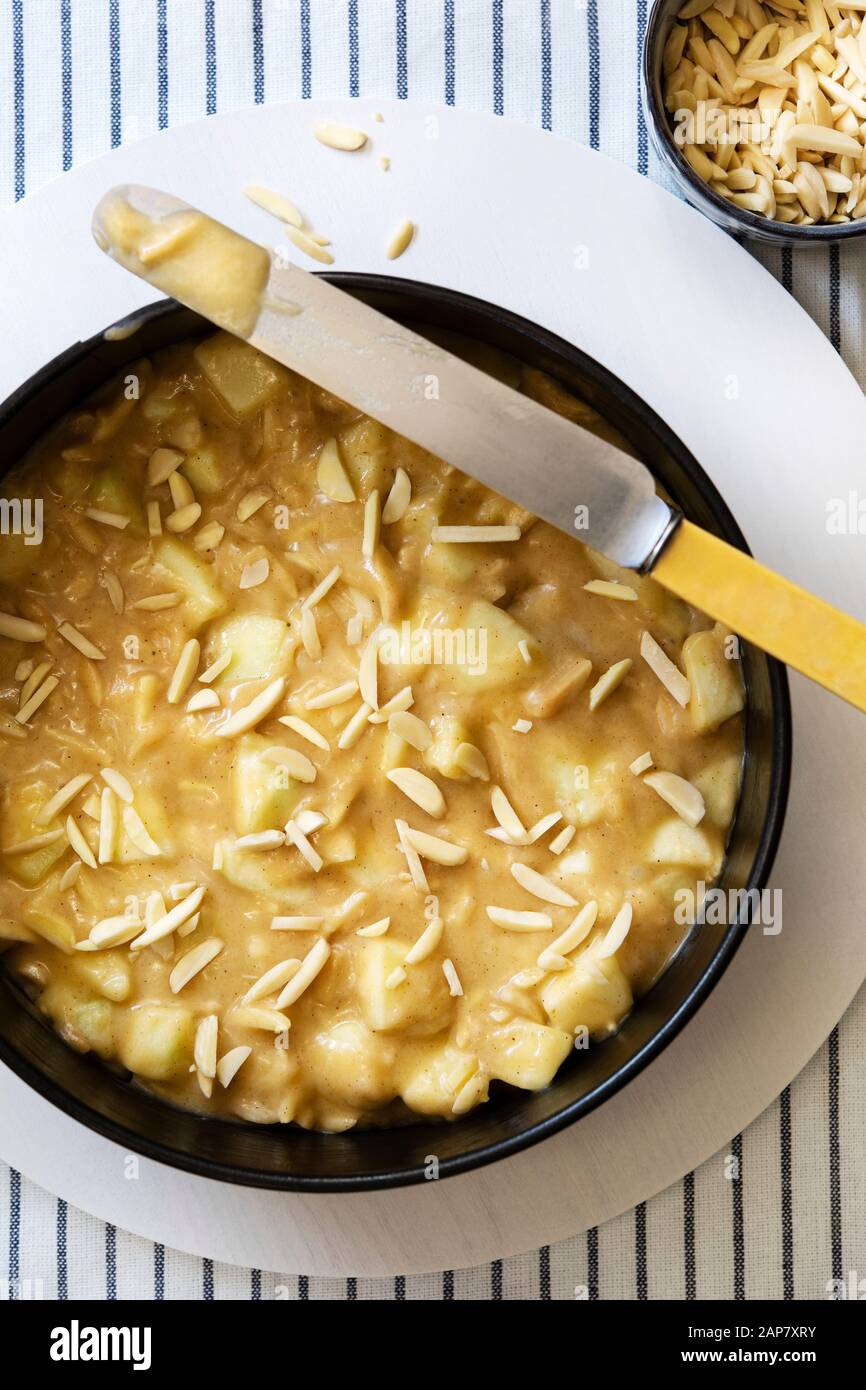 Norwegische apfelkuchenmischung mit verdorrten Mandeln bestreut. Stockfoto