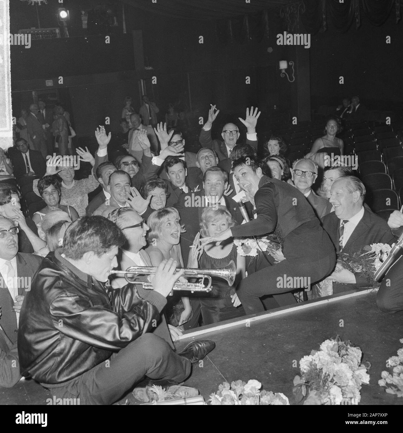 De Rika Jansen One Woman Show im Rembrandttheater Amsterdam Datum: 20. Juli 1964 Ort: Amsterdam, Noord-Holland persönlicher Name: Jansen, Rika Institutionname: Rembrandt Theatre Stockfoto