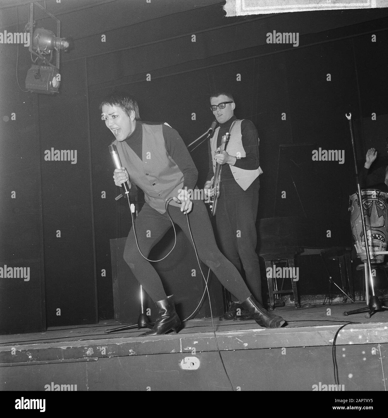 De Rika Jansen One Woman Show in Rembrandttheater Amsterdam, Rika Jansen und Victor van Friesland Datum: 20. Juli 1964 Ort: Amsterdam, Noord-Holland Personalname: Jansen, Rika Institutionname: Rembrandt Theatre Stockfoto