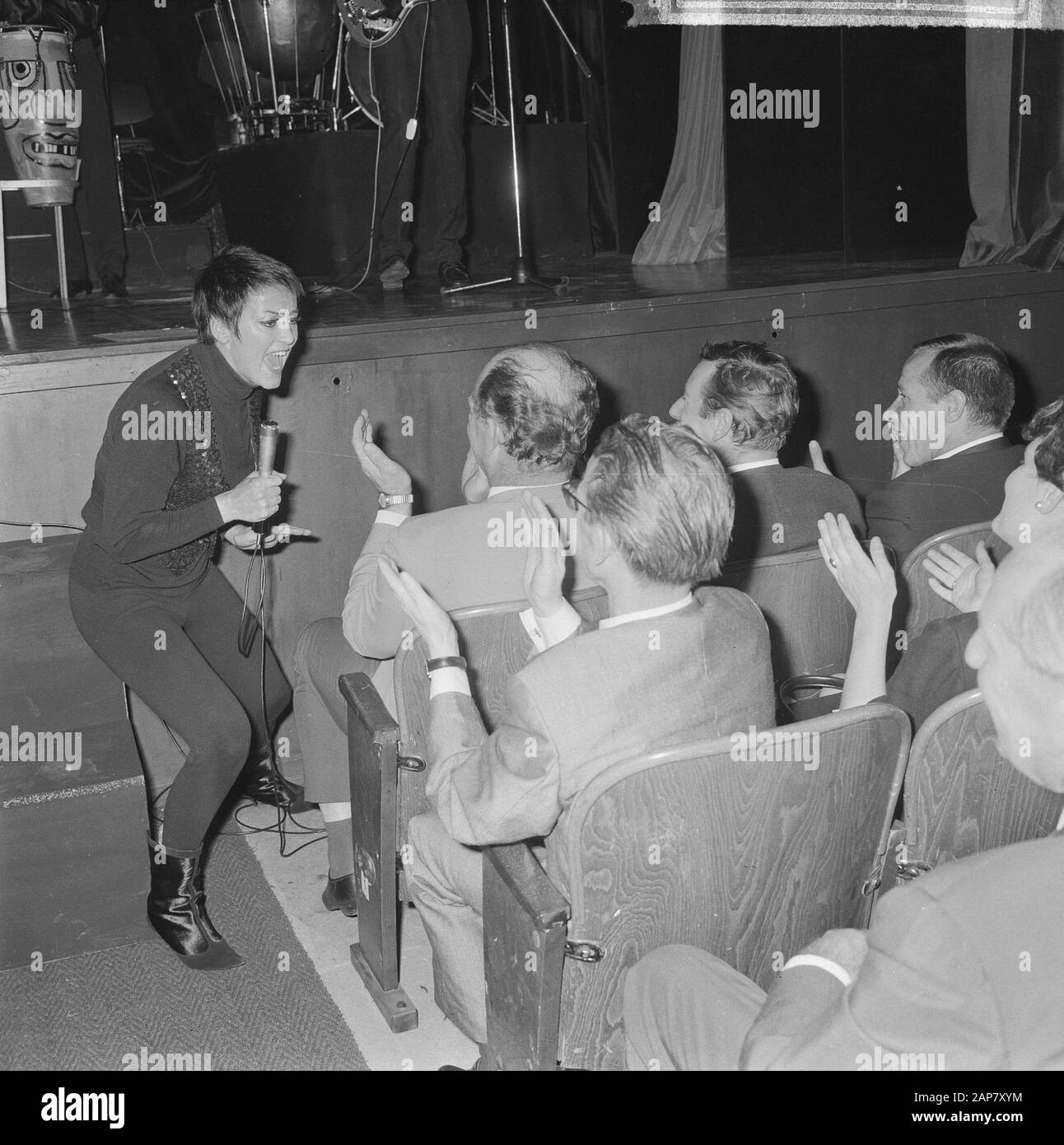 De Rika Jansen One Woman Show in Rembrandttheater Amsterdam, Rika Jansen und Victor van Friesland Datum: 20. Juli 1964 Ort: Amsterdam, Noord-Holland Personalname: Jansen, Rika Institutionname: Rembrandt Theatre Stockfoto