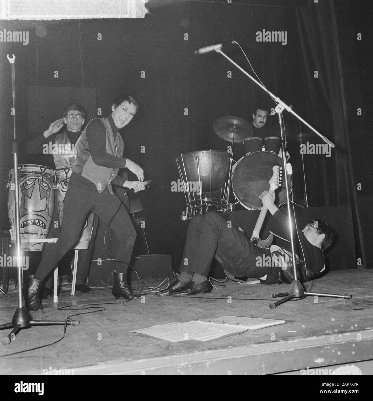 De Rika Jansen One Woman Show in Rembrandttheater Amsterdam, Rika Jansen und Victor van Friesland Datum: 20. Juli 1964 Ort: Amsterdam, Noord-Holland Personalname: Jansen, Rika Institutionname: Rembrandt Theatre Stockfoto