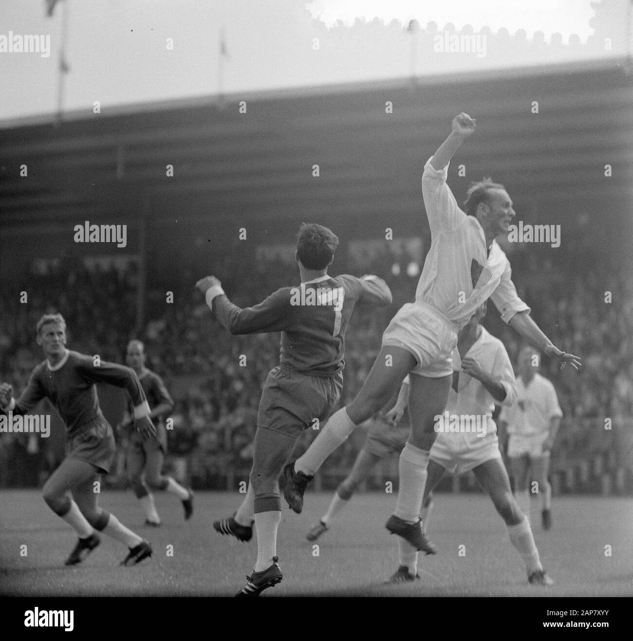 AJAX Against Go Ahead 4-1, Game Moments Datum: 23. August 1964 Ort: Amsterdam Schlagwörter: Sport, Football Institution Name: Go Ahead Stockfoto