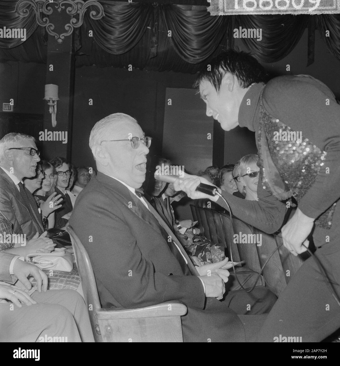Die Rika Jansen One Woman Show im Rembrandttheater in Amsterdam, Rika während ihres Streits Nummer Datum: 20. Juli 1964 Ort: Amsterdam, Noord-Holland persönlicher Name: Jansen, Rika Institution Name: Rembrandt Theater Stockfoto