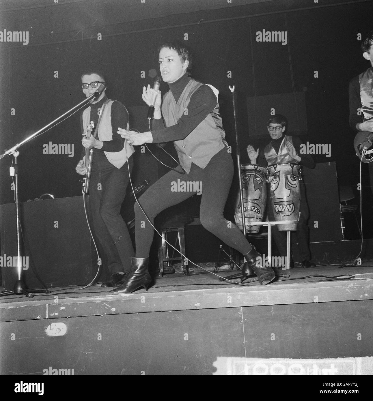 Die Rika Jansen One Woman Show im Rembrandttheater Amsterdam, Rika Jansen während des Streits Nummer Datum: 20. Juli 1964 Ort: Amsterdam, Noord-Holland persönlicher Name: Jansen, Rika Institution Name: Rembrandt Theater Stockfoto