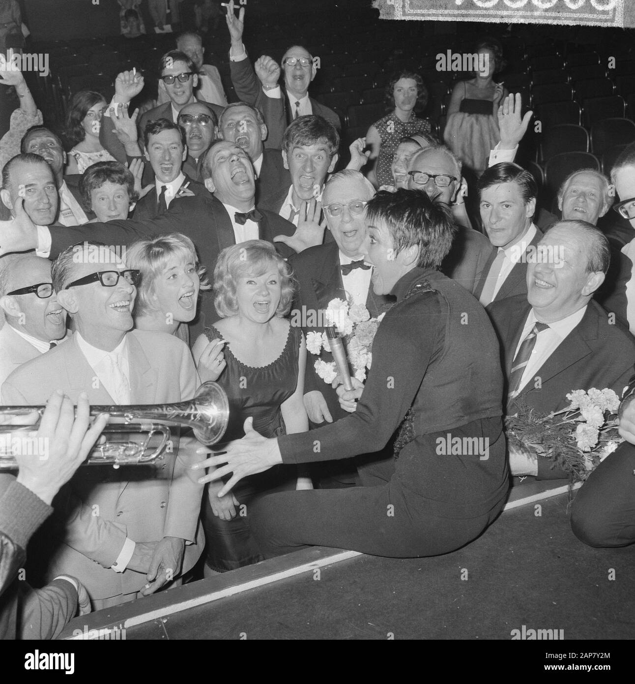 Die Rika Jansen One Woman Show im Rembrandttheater Amsterdam, Rika Jansen in ihrer Show Datum: 20. Juli 1964 Ort: Amsterdam, Noord-Holland Schlagwörter: Zeigt persönlichen Namen: Jansen, Rika-Institution Name: Rembrandt-Theater Stockfoto