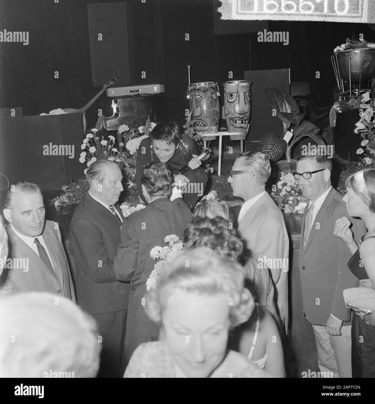 Die Rika Jansen One Woman Show im Rembrandttheater in Amsterdam, Rika während ihres Streits Nummer Datum: 20. Juli 1964 Ort: Amsterdam, Noord-Holland persönlicher Name: Jansen, Rika Institution Name: Rembrandt Theater Stockfoto