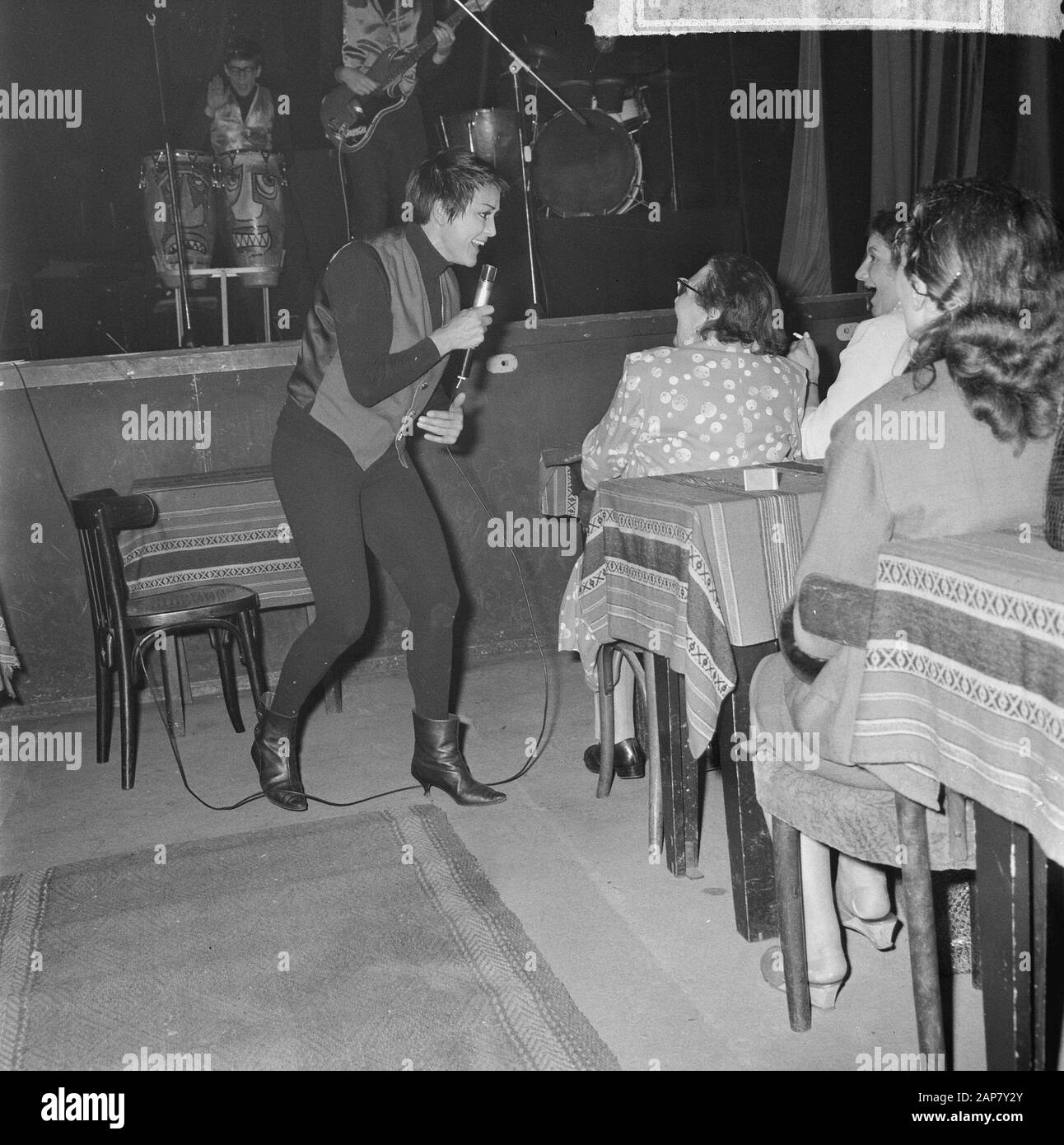 Die Rika Jansen One Woman Show im Rembrandttheater Amsterdam, Rika Jansen in ihrer Show Datum: 20. Juli 1964 Ort: Amsterdam, Noord-Holland Schlagwörter: Zeigt persönlichen Namen: Jansen, Rika-Institution Name: Rembrandt-Theater Stockfoto