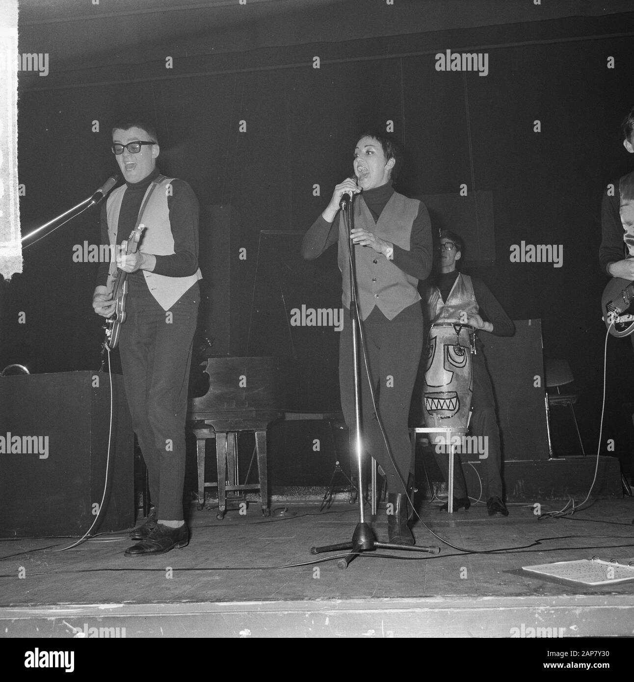 Die Rika Jansen One Woman Show im Rembrandttheater Amsterdam, Rika Jansen während des Streits Nummer Datum: 20. Juli 1964 Ort: Amsterdam, Noord-Holland persönlicher Name: Jansen, Rika Institution Name: Rembrandt Theater Stockfoto