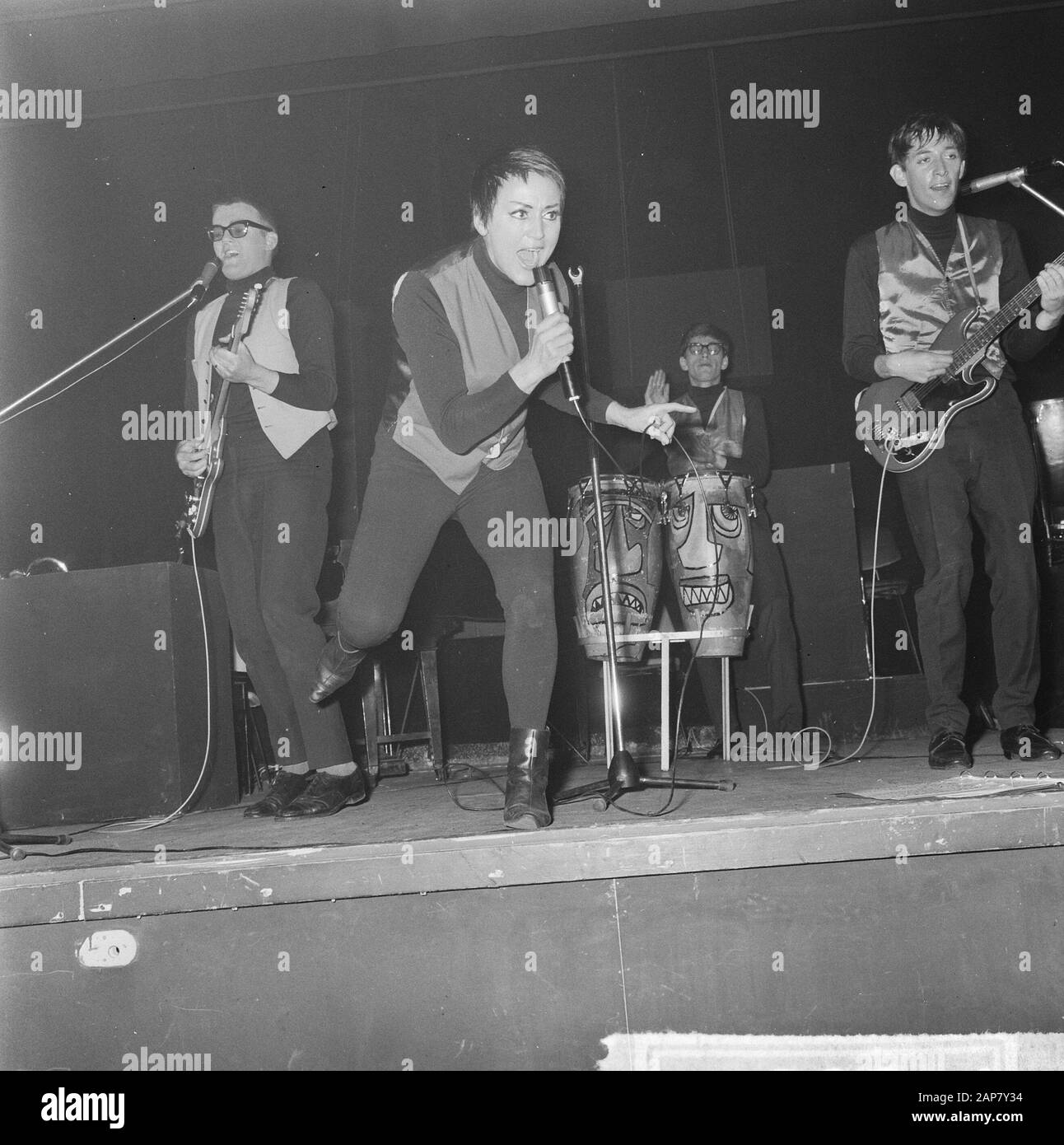 Die Rika Jansen One Woman Show im Rembrandttheater Amsterdam, Rika Jansen während des Streits Nummer Datum: 20. Juli 1964 Ort: Amsterdam, Noord-Holland persönlicher Name: Jansen, Rika Institution Name: Rembrandt Theater Stockfoto