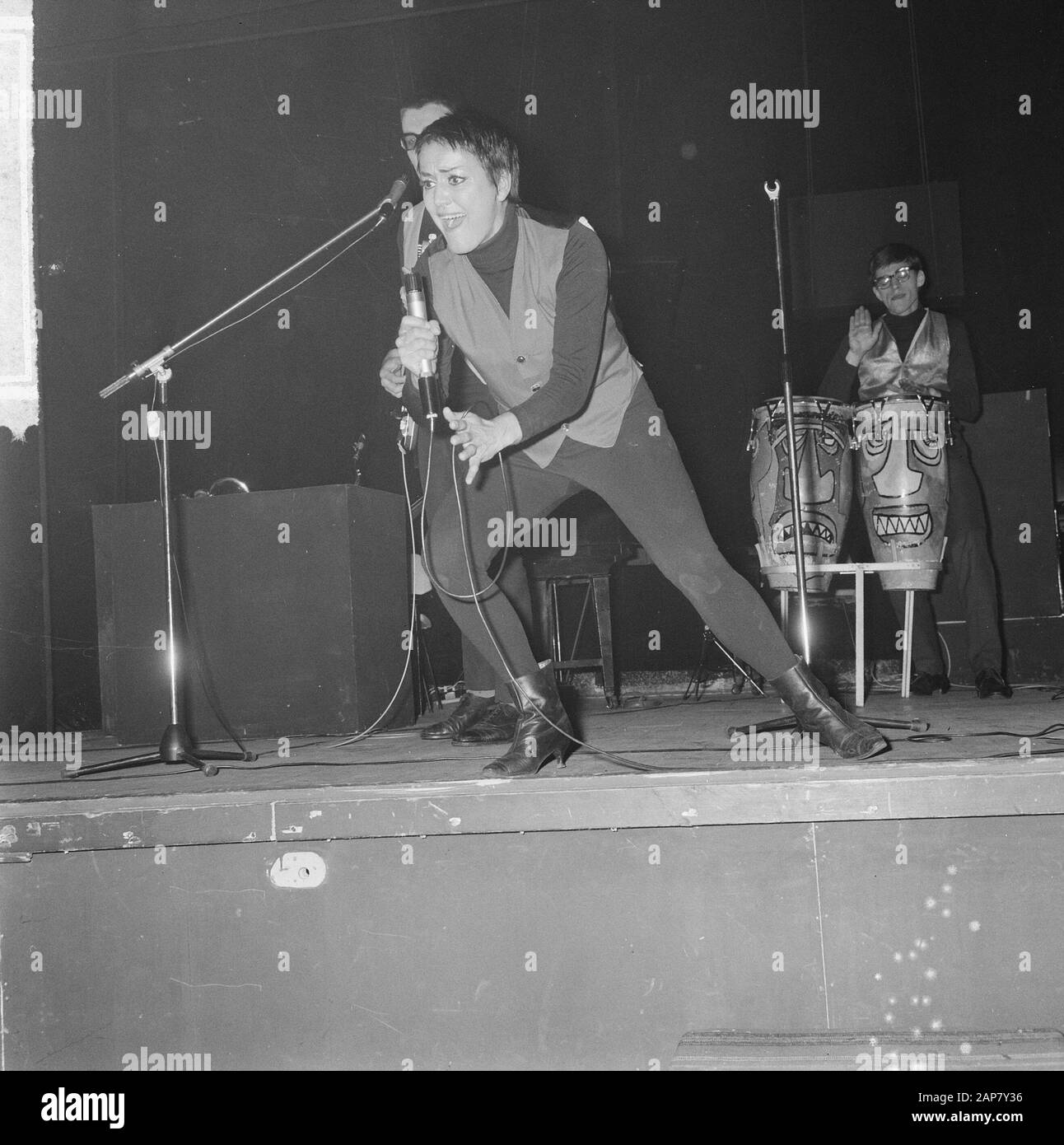 De Rika Jansen One Woman Show in Rembrandttheater Amsterdam, Rika Jansen und Victor van Friesland Datum: 20. Juli 1964 Ort: Amsterdam, Noord-Holland Personalname: Jansen, Rika Institutionname: Rembrandt Theatre Stockfoto