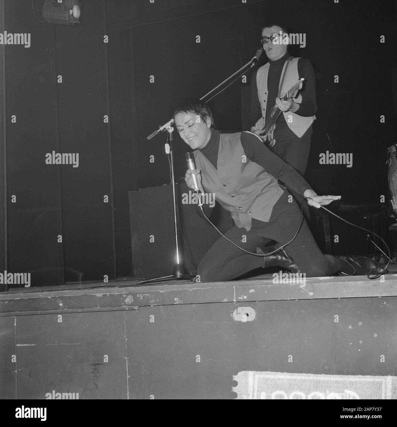 De Rika Jansen One Woman Show in Rembrandttheater Amsterdam, Rika Jansen und Victor van Friesland Datum: 20. Juli 1964 Ort: Amsterdam, Noord-Holland Personalname: Jansen, Rika Institutionname: Rembrandt Theatre Stockfoto