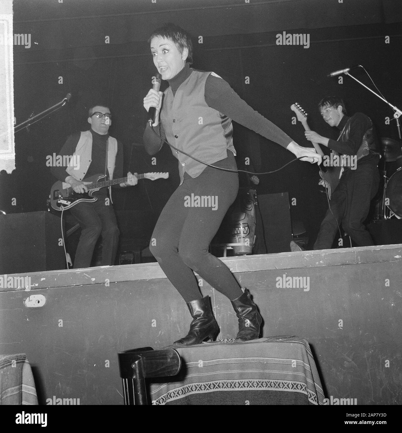 Die Rika Jansen One Woman Show im Rembrandttheater Amsterdam, Rika Jansen in ihrer Show Datum: 20. Juli 1964 Ort: Amsterdam, Noord-Holland Schlagwörter: Zeigt persönlichen Namen: Jansen, Rika-Institution Name: Rembrandt-Theater Stockfoto