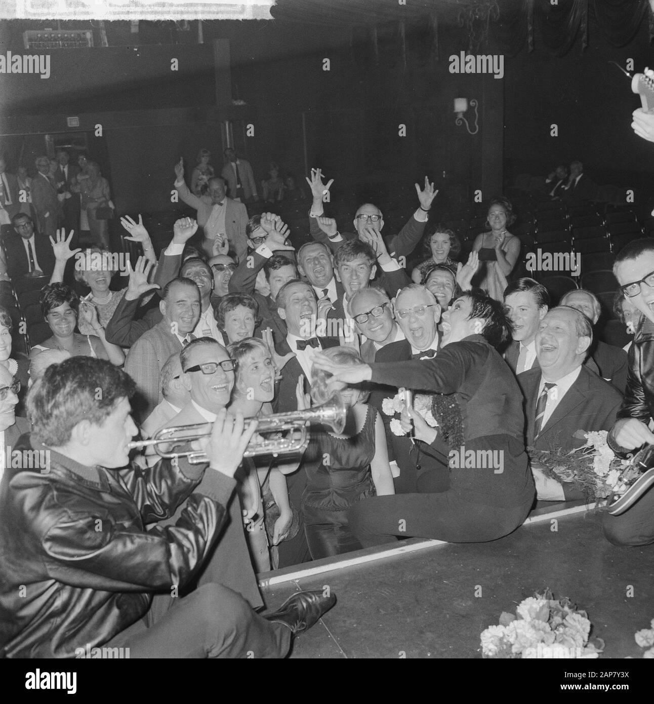 Die Rika Jansen One Woman Show im Rembrandttheater in Amsterdam, Rika während ihres Streits Nummer Datum: 20. Juli 1964 Ort: Amsterdam, Noord-Holland persönlicher Name: Jansen, Rika Institution Name: Rembrandt Theater Stockfoto