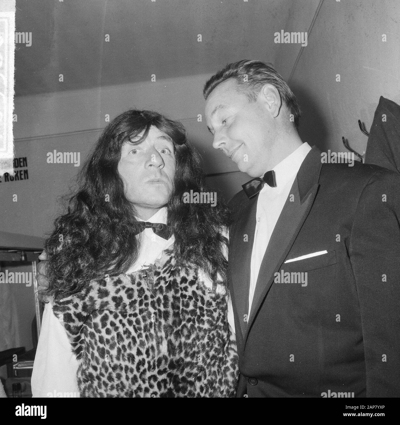 The Johnny and Empire Show, Johnny Kraaijkamp as Samson with Right Empire de Gooyer Annotation: Letztlich Title Johnny & Rijk, a few separate Date: October 9, 1964 Keywords: Unterhaltungsprogramme, Künstler, Fernsehprogramme persönlicher Name: Gooyer, Rijk de, Kraaijkamp, Johnny (sr.) Institutionename: Johnny und Rijk-Show Stockfoto