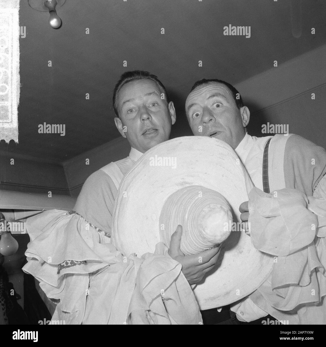 The Johnny and Rich Show, Rijk de Gooyer und Johnny Kraaijkamp (rechts) Anmerkung: Letztendlich Titel Johnny & Rijk, ein paar separate Daten: 9. Oktober 1964 Schlagwörter: Unterhaltungsprogramme, Künstler, Fernsehprogramme persönlicher Name: Gooyer, Rijk de, Kraaijkamp, Johnny (sr.) Name Der Institution: Johnny und Rijk-Show Stockfoto