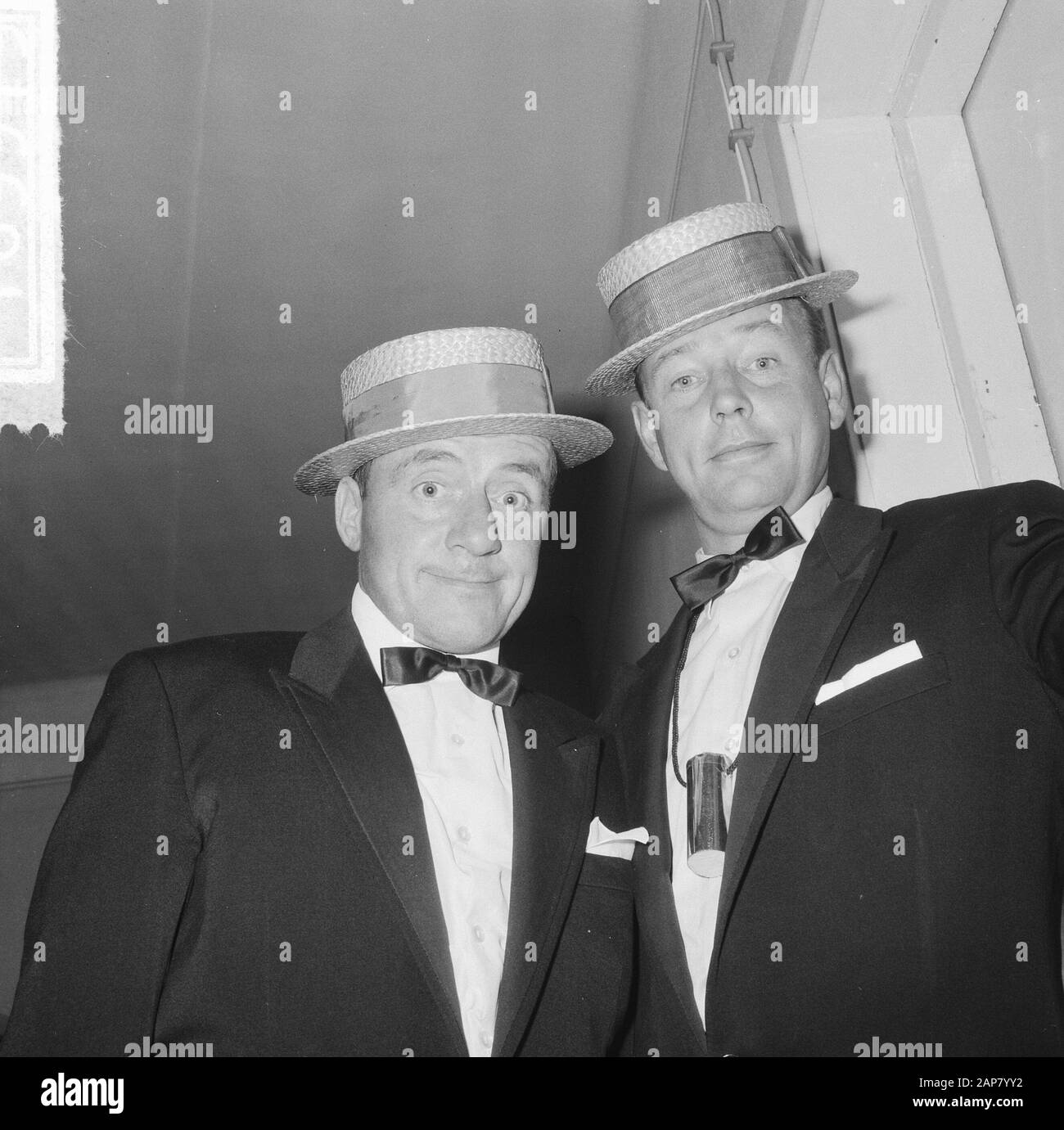 The Empire and Johnny Show, das Duo mit Strohhüten in Show als Gesangsduo Annotation: Letztendlich Titel Johnny & Rijk, ein paar separate Date: 9. Oktober 1964 Schlagwörter: Unterhaltungsprogramme, Künstler persönlicher Name: Gooyer, Rijk de, Kraaijkamp, Johnny (sr.) Institutionenname: Johnny und Rijk-Show Stockfoto