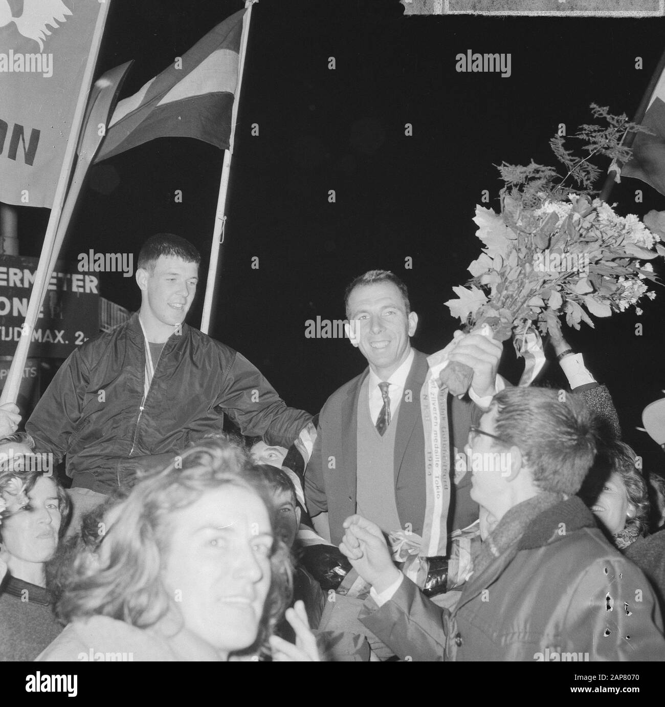 Ankunft Olympiamannschaft in Schiphol, Hoekstra und Geurts (Kanu) Datum: 22. Oktober 1964 Ort: Noord-Holland, Schiphol Schlüsselwörter: Ankünfte, Kanufahrer, Teams persönlicher Name: HOELSTRA Stockfoto