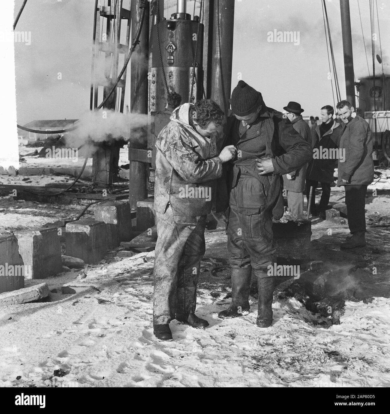 Der Bau geht trotz heftiger Kälte weiter, Sonderanzüge für die Bauarbeiter, die außerhalb des Datums arbeiten: 28. Dezember 1964 Schlagwörter: Bauarbeiter, Bau Stockfoto