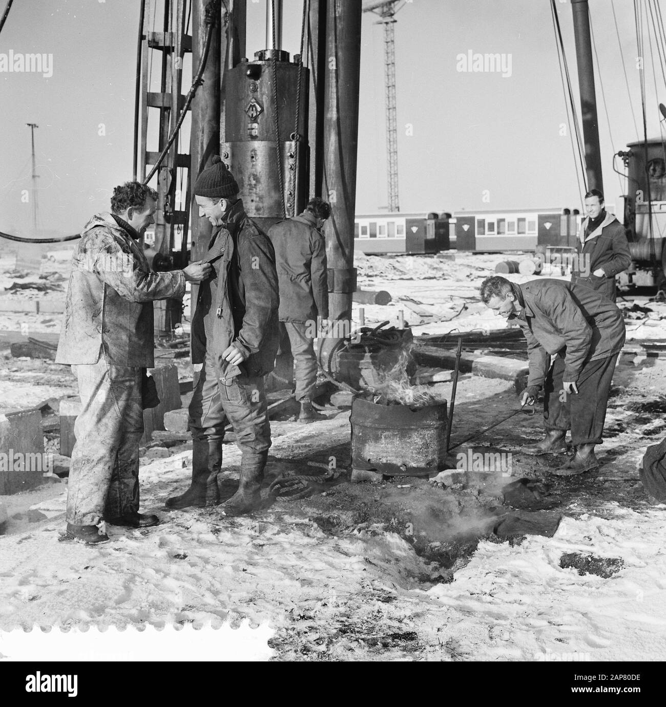 Der Bau geht trotz heftiger Kälte weiter, Sonderanzüge für die Bauarbeiter, die außerhalb des Datums arbeiten: 28. Dezember 1964 Schlagwörter: Bauarbeiter, Bau Stockfoto