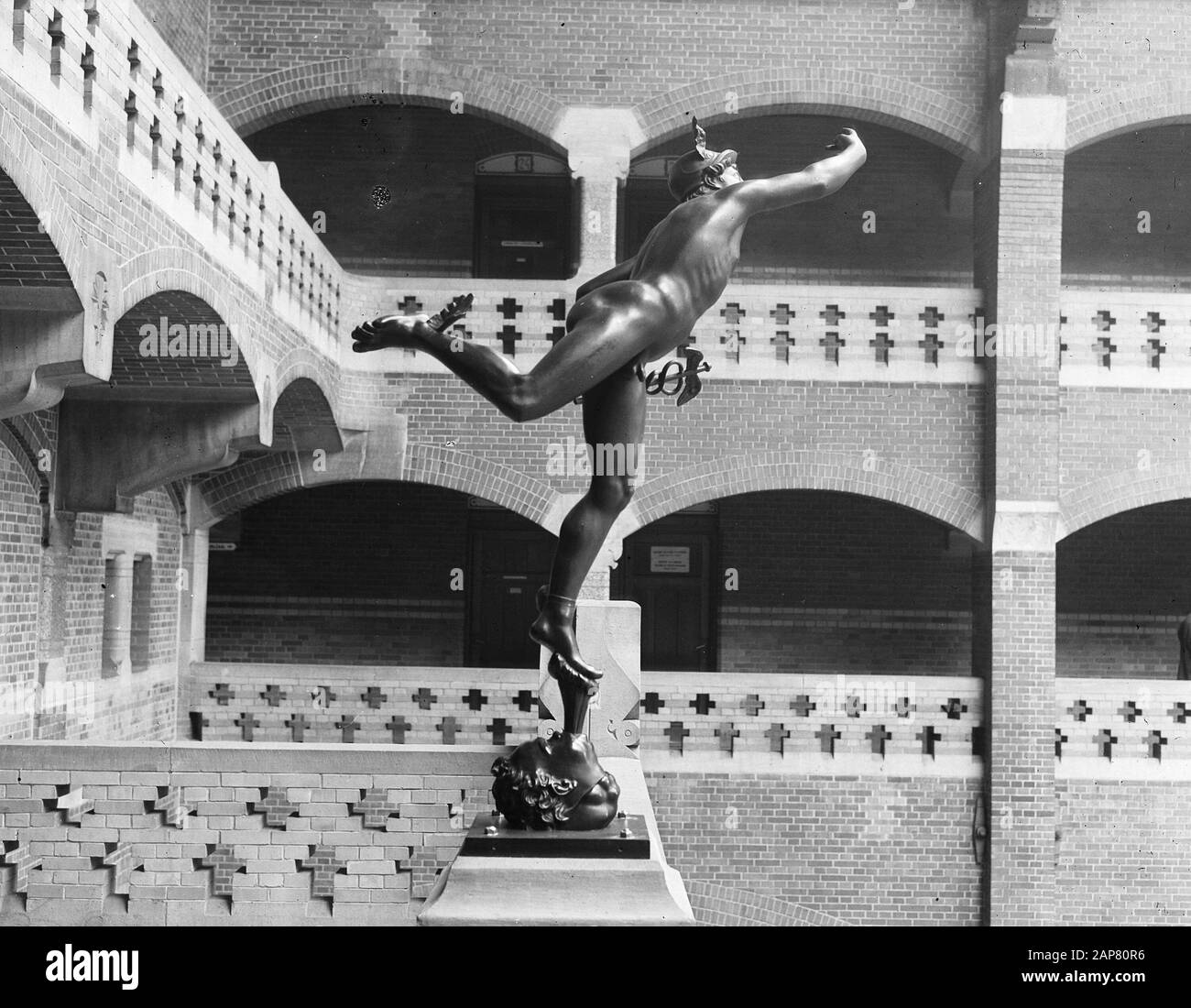 Bild des griechischen gottes Hermes auf dem Koopmansbeurs Amsterdam Datum: 18. Juli 1946 Ort: Amsterdam Schlüsselwörter: Skulpturen Institutionenname: Koopmansbeurs Stockfoto