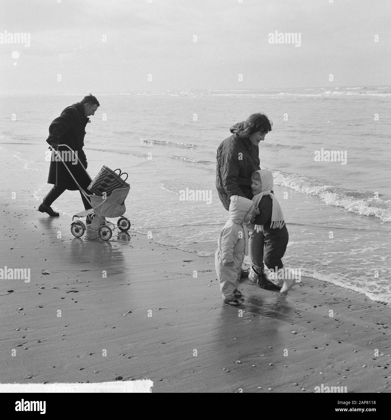 Die ersten Strandwanderer in Zandvoort, Heringswagen zum Strand Datum: 7. Februar 1965 Ort: Noord-Holland, Zandvoort Schlüsselwörter: Strände, Wanderer Stockfoto