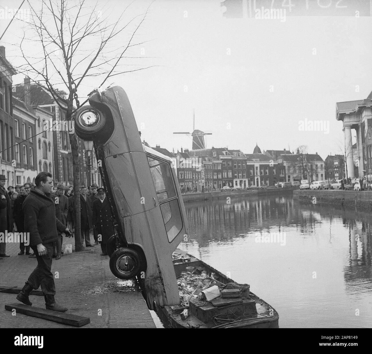 Auto auf dem Wasser in Schiedam wird das Auto aus dem Wasser genommen Datum: 9. Februar 1965 Standort: Schiedam, Zuid-Holland Schlüsselwörter: Autos Stockfoto