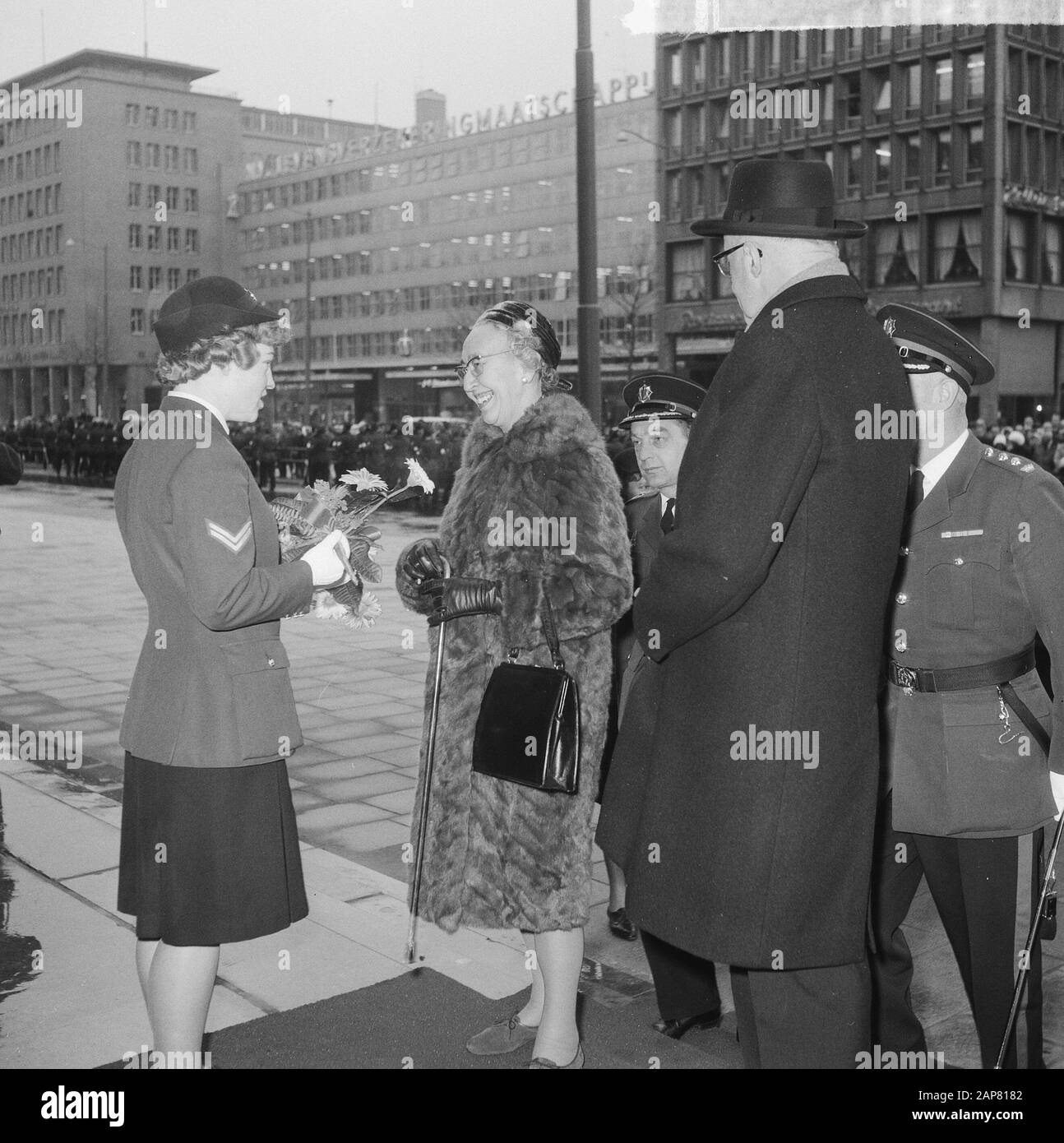 Fetter Bürgermeister Van Walsum von Rotterdam, der Blumen der Agentin Miss T. Boon Datum: 23. Februar 1965 Ort: Rotterdam, Zuid-Holland Schlüsselwörter: AFSELD, Angebote, BLUMEN, Bürgermeister persönlicher Name: T. Boon Stockfoto