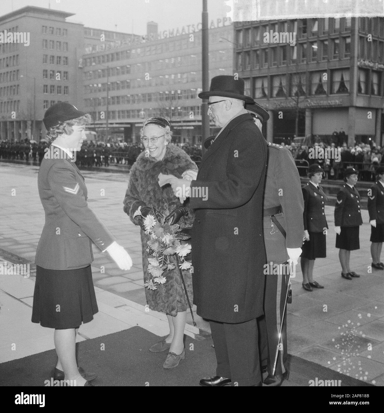 Fetter Bürgermeister Van Walsum von Rotterdam, der Blumen der Agentin Miss T. Boon Datum: 23. Februar 1965 Ort: Rotterdam, Zuid-Holland Schlüsselwörter: AFSELD, Angebote, BLUMEN, Bürgermeister persönlicher Name: T. Boon Stockfoto