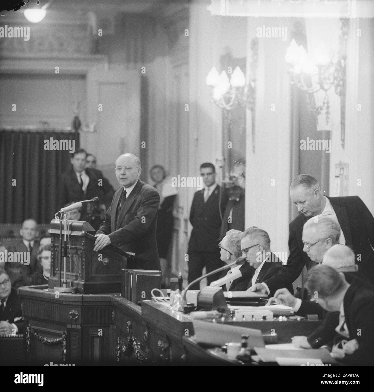 Die Kabinettskrise in Tweede Kamer, dr. IR. A. Vondeling während seiner Argumentation Datum: 1. März 1965 Ort: Den Haag, Zuid-Holland Schlüsselwörter: Debatten, Kabinettskrisen, politischer Personenname: Vondeling, Anne Stockfoto