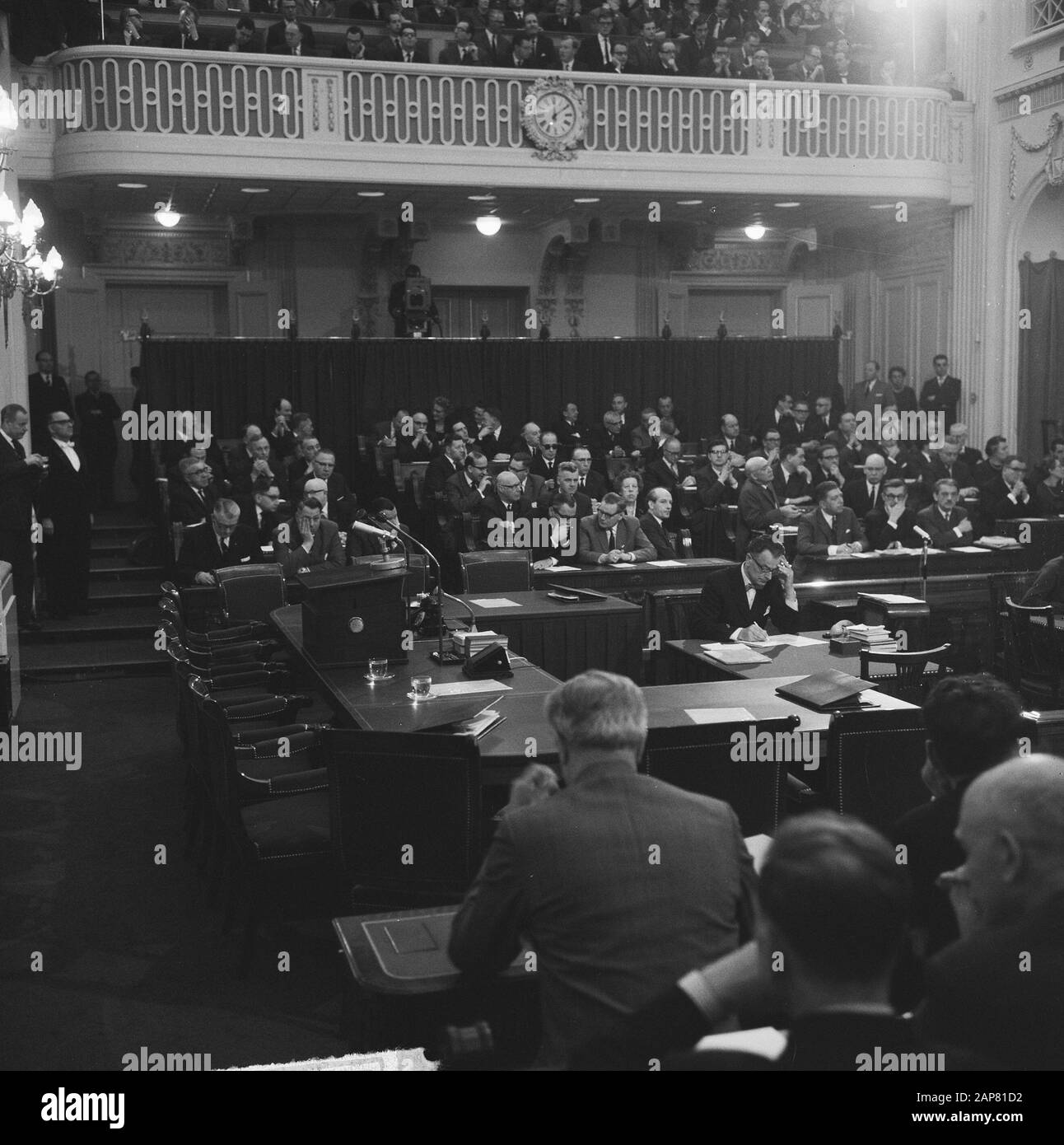 Die Kabinettskrise in der Zweiten Kammer, Überblick Saal Datum: 1. März 1965 Stichwörter: KABINETSCRISIS, Räume, Ansichten persönlicher Name: Kammereinrichtung Name: Zweite Kammer Stockfoto