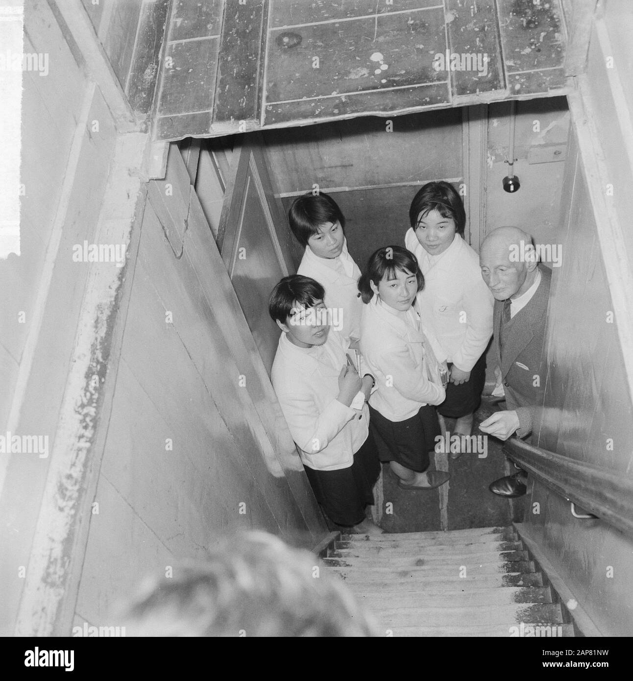 Anne Frankreis für vier japanische Mädchen, Herr Otto Frank zeigt den Mädchen den Eingang geheimer Anhang Datum: 23. März 1965 Schlüsselwörter: Mädchen, Besuche persönlicher Name: Aren, FRANK OTTO Stockfoto