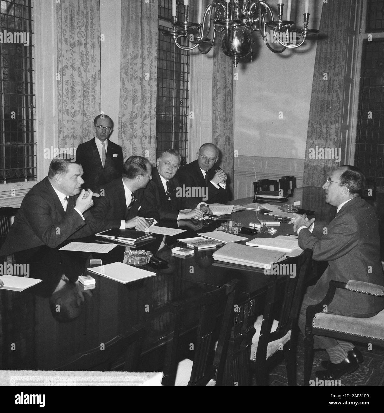 Die Kabinettskrise, vier Fraktionsvorsitzende der mr. Beernink, drs. Schmelzer, Smallebroek und dr. Vondeling völlig richtig mr. CALs Datum: 23. März 1965 Schlüsselwörter: KABINETSCRISIS, Gruppenvorsitzende Personenname: CALs, Jo Stockfoto