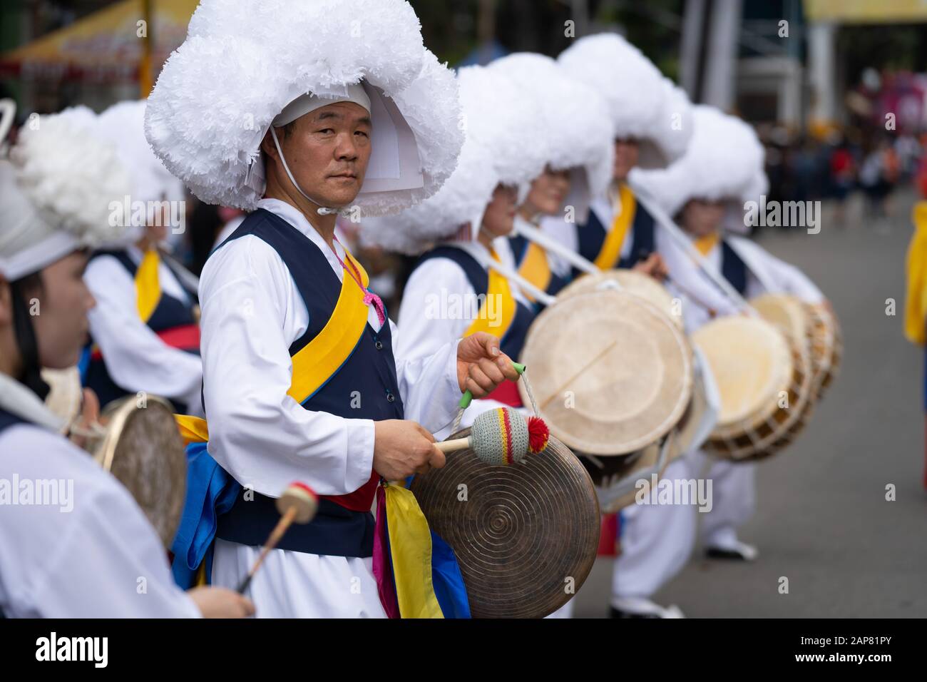 Südkoreanische Straßentänzer, die in der Sinulog Grand Parade, Cebu City, Philippinen auftreten Stockfoto