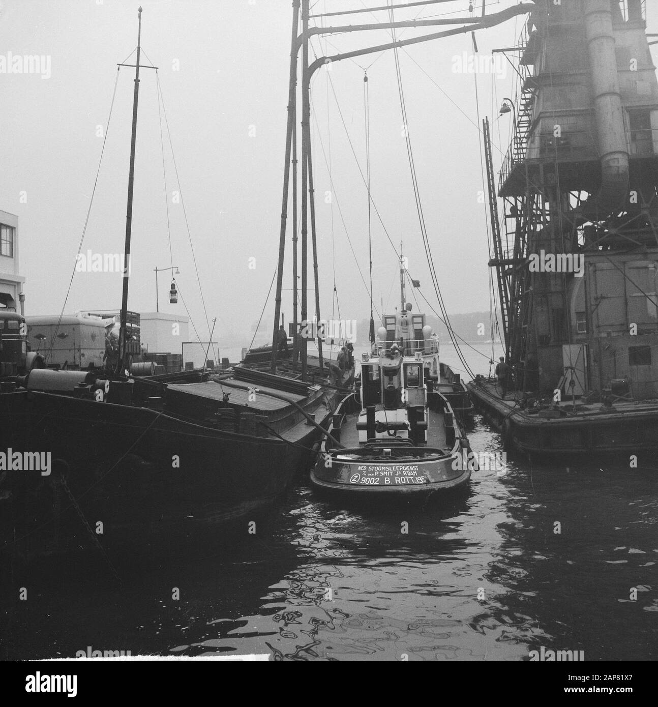 Kollision auf Nieuwe Maas in der Nähe von Rijnhaven, der Sog des leichteren Datums: 8. april 1965 Standort: Neue Meuse Schlüsselwörter: Kollisionen Institutionenname: Rijnhaven Stockfoto