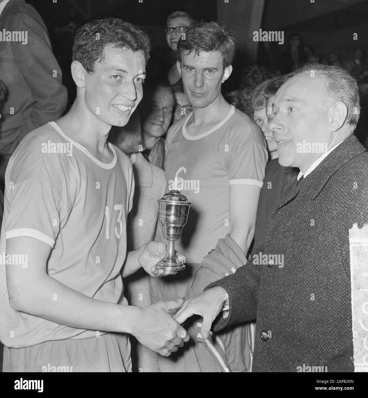 Basketball Wolves gegen Herly Gentlemen 62-60, Wolves Champion der Champions Cup des präsidenten Datum: 10. April 1965 Schlagwörter: Basketball, Meister, Vorsitzende Institution Name: Wölfe Stockfoto