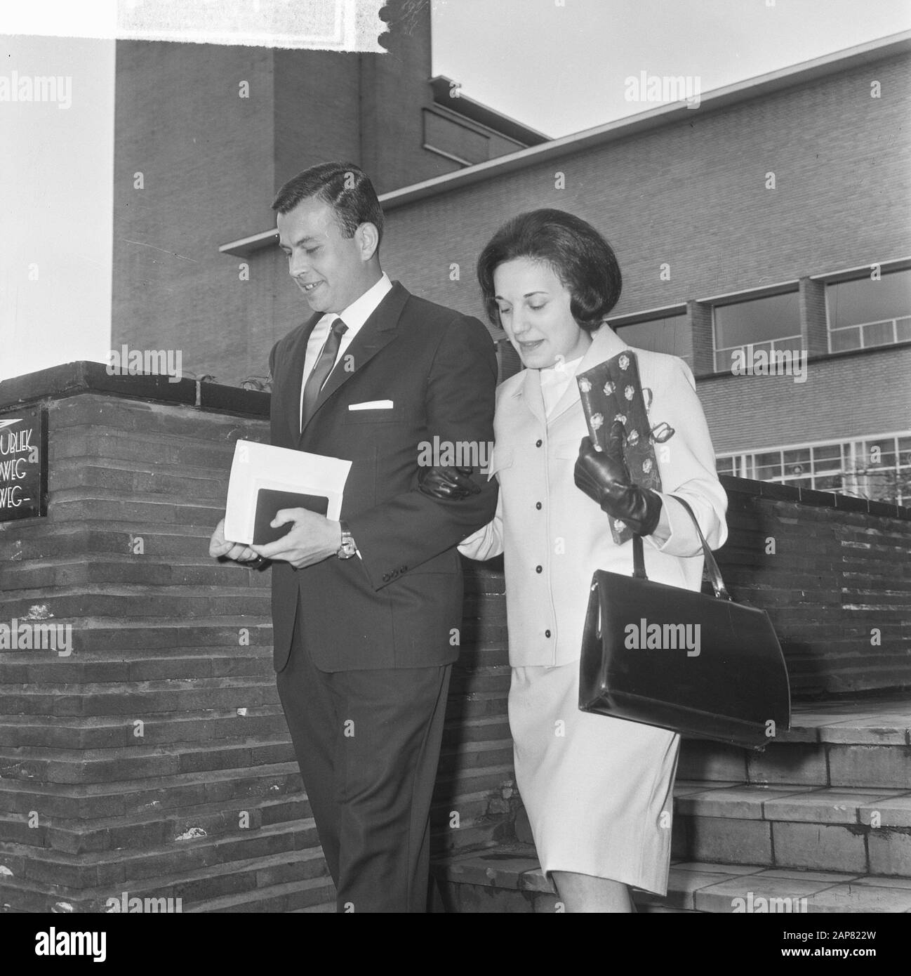 Anneke Beekman heiratete am Rathaus in Hilversum mit Marcel A. Fournier, Anneke und ihrem Mann Datum: 20. April 1965 Ort: Hilversum Schlüsselwörter: Ehen, Rathäuser persönlicher Name: Anneke Beekman, Fournier, Marcel A. Stockfoto