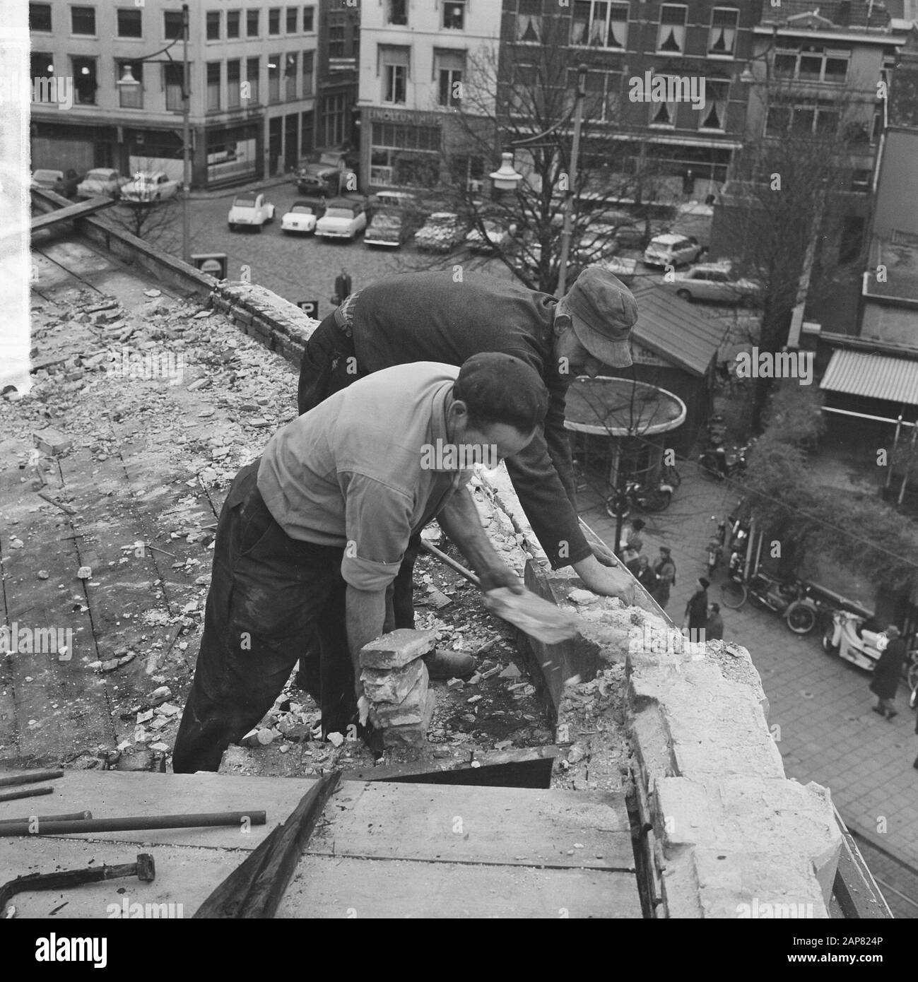 Den Haag bekommt neues Herz, um das alte Rathaus herum, begonnen, Gebäude abzureißen Datum: 20. November 1964 Standort: Den Haag, Zuid-Holland Schlüsselwörter: Gebäude, Abriss, Rathäuser Stockfoto