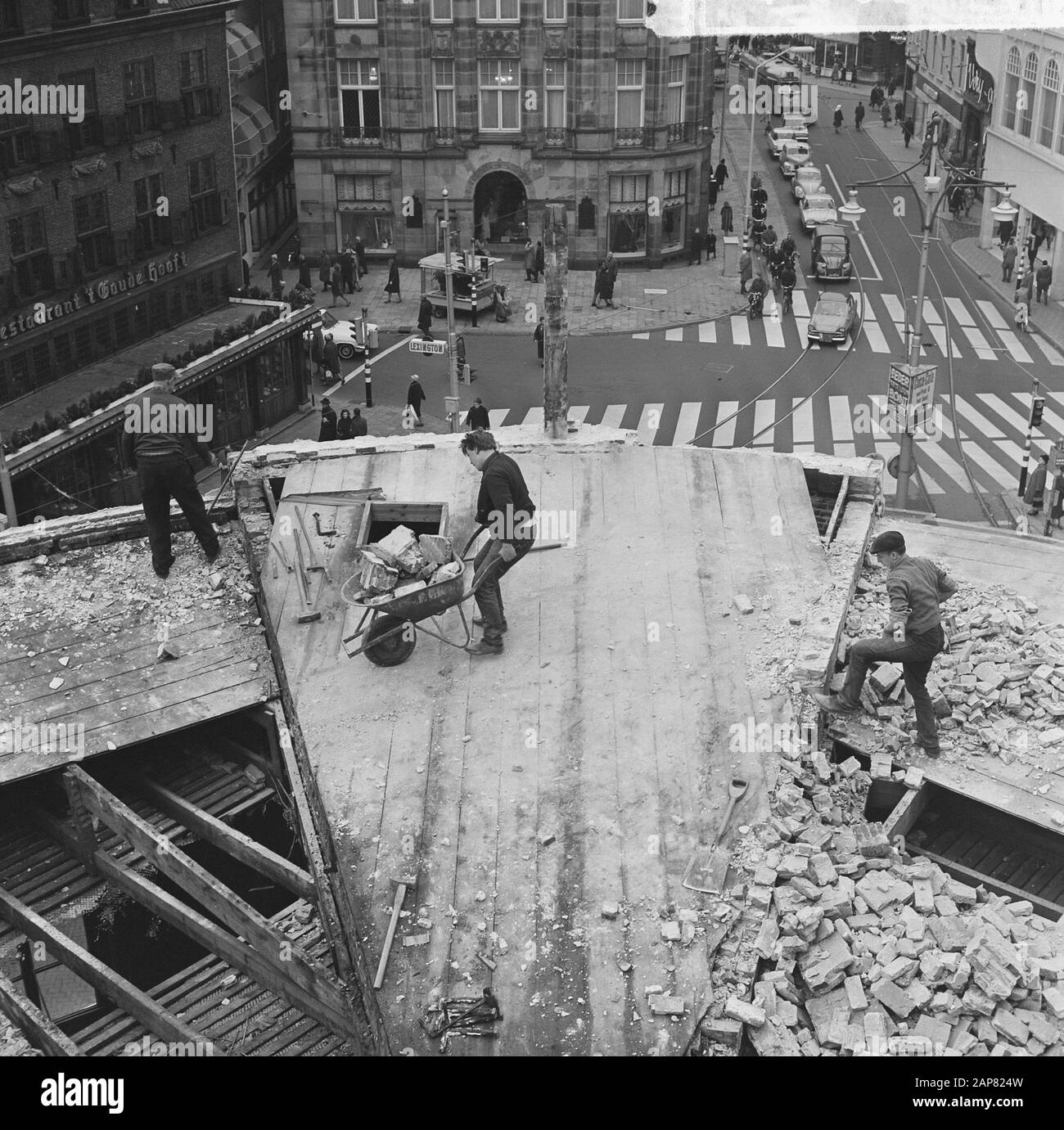 Den Haag bekommt neues Herz, um das alte Rathaus herum, begonnen, Gebäude abzureißen Datum: 20. November 1964 Standort: Den Haag, Zuid-Holland Schlüsselwörter: Gebäude, Abriss, Rathäuser Stockfoto