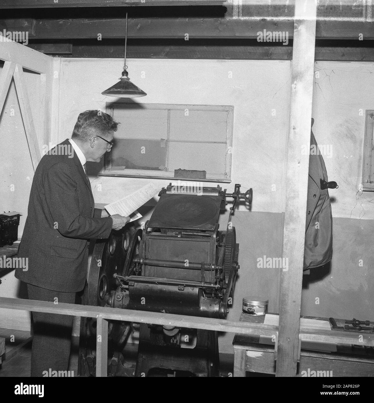 Bürgermeister Thomassen führte die erste offizielle Handlung durch, eröffnete die Ausstellung EIN Herz unter dem Gürtel, hier während der Tour Datum: 23. April 1965 Schlagwörter: Führungen, Ausstellungen persönlicher Name: Thomassen, Wim Stockfoto