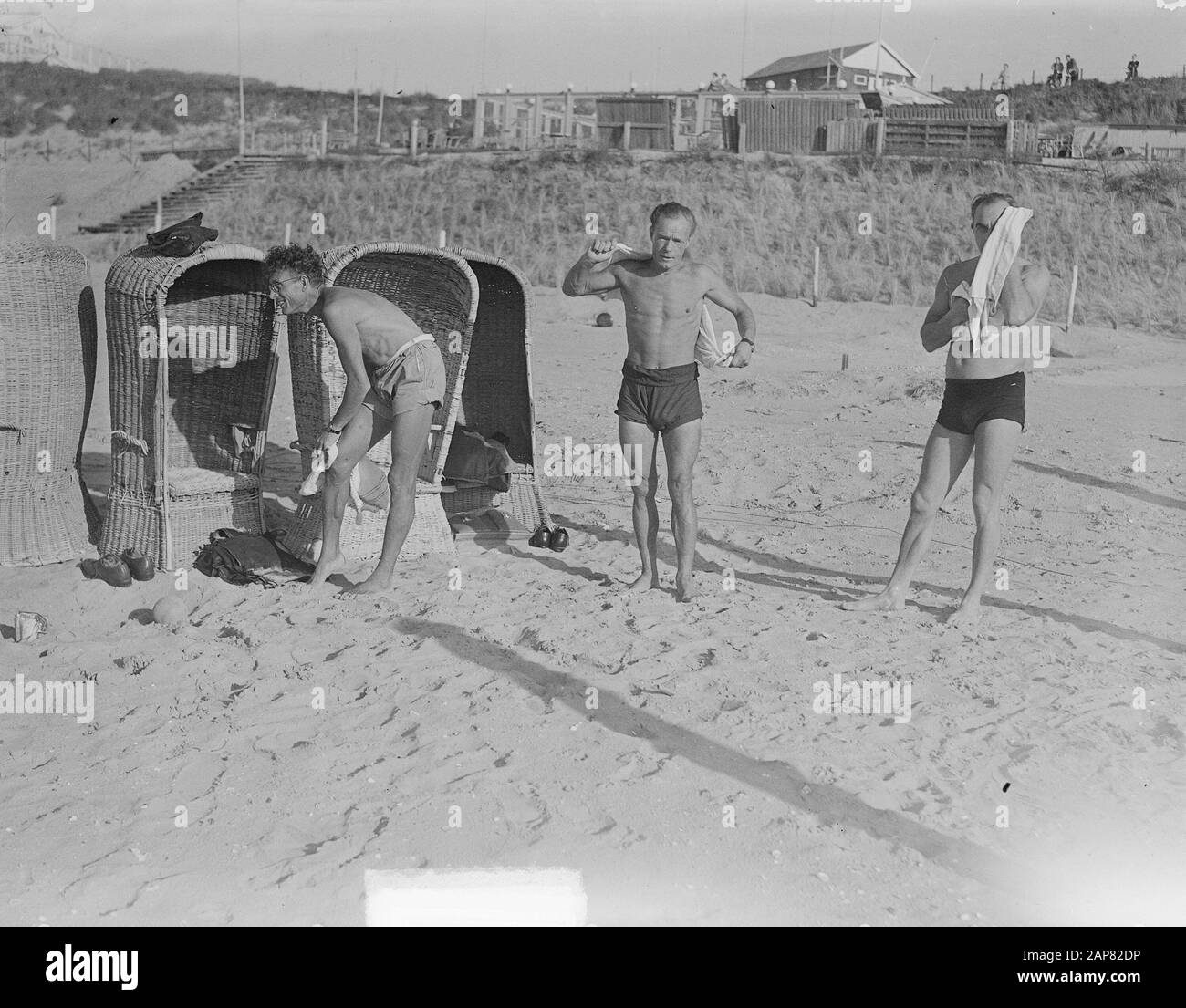 Bader op de Strand Datum: 18. Oktober 1949 Stichwörter: Strände Stockfoto