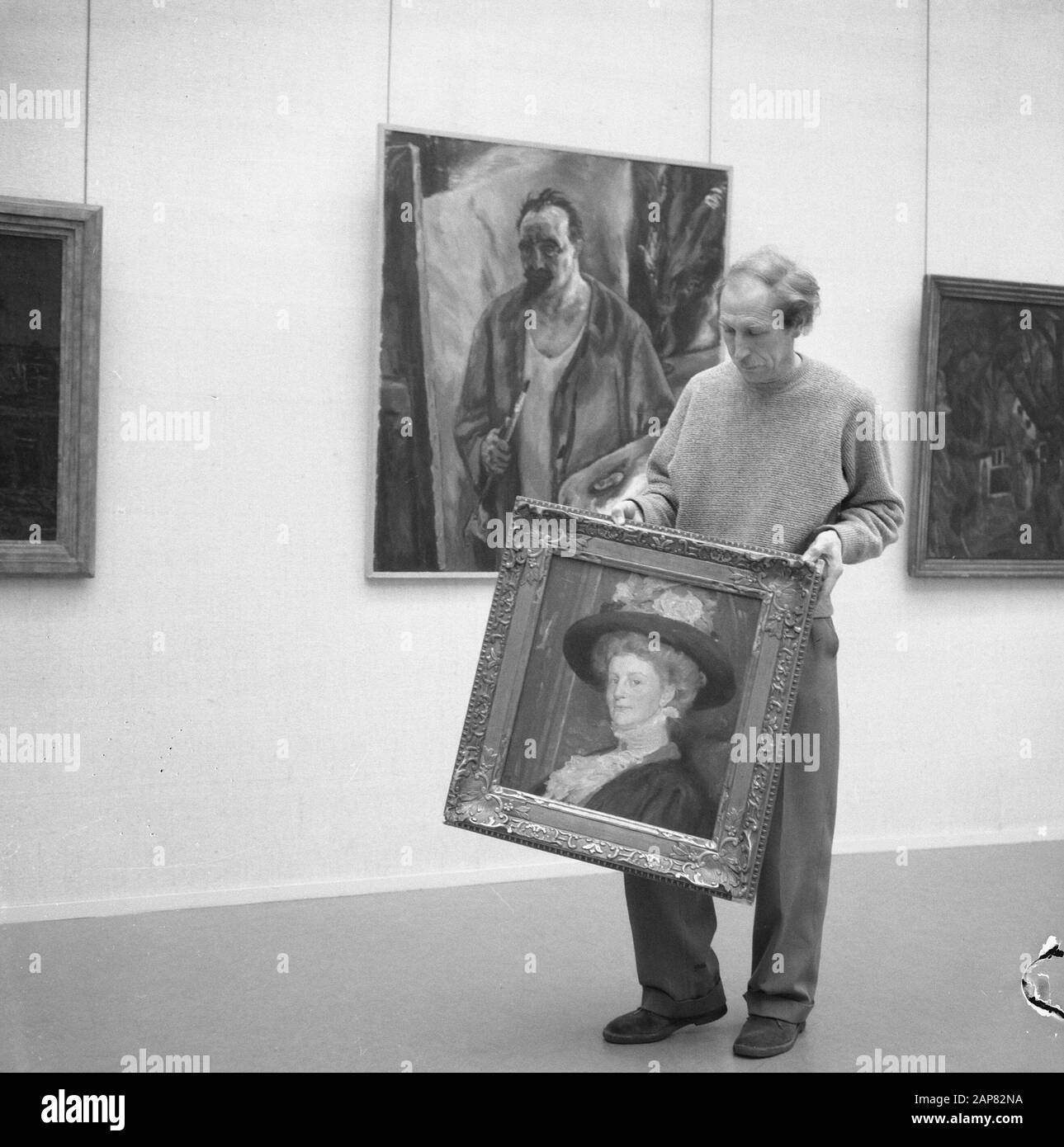 125 Jahre Arti Amicitiae Ausstellung, Jacob Kuijper Schwiegersohn von Jan Sluijters trägt Gemälde von Huib Luns Datum: 11. Dezember 1964 Schlüsselwörter: Gemälde Stockfoto