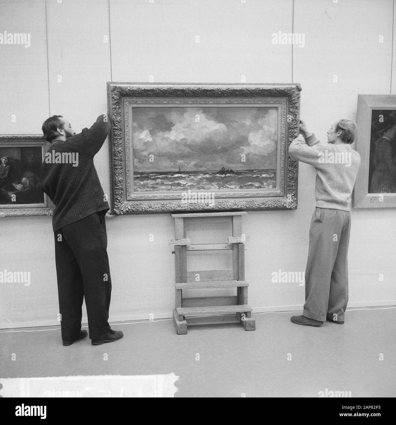 125 Jahre Arti Amicitiae Ausstellung, Jacob Kuijper Schwiegersohn von Jan Sluijters trägt Gemälde von Huib Luns Datum: 11. Dezember 1964 Schlüsselwörter: Gemälde Stockfoto