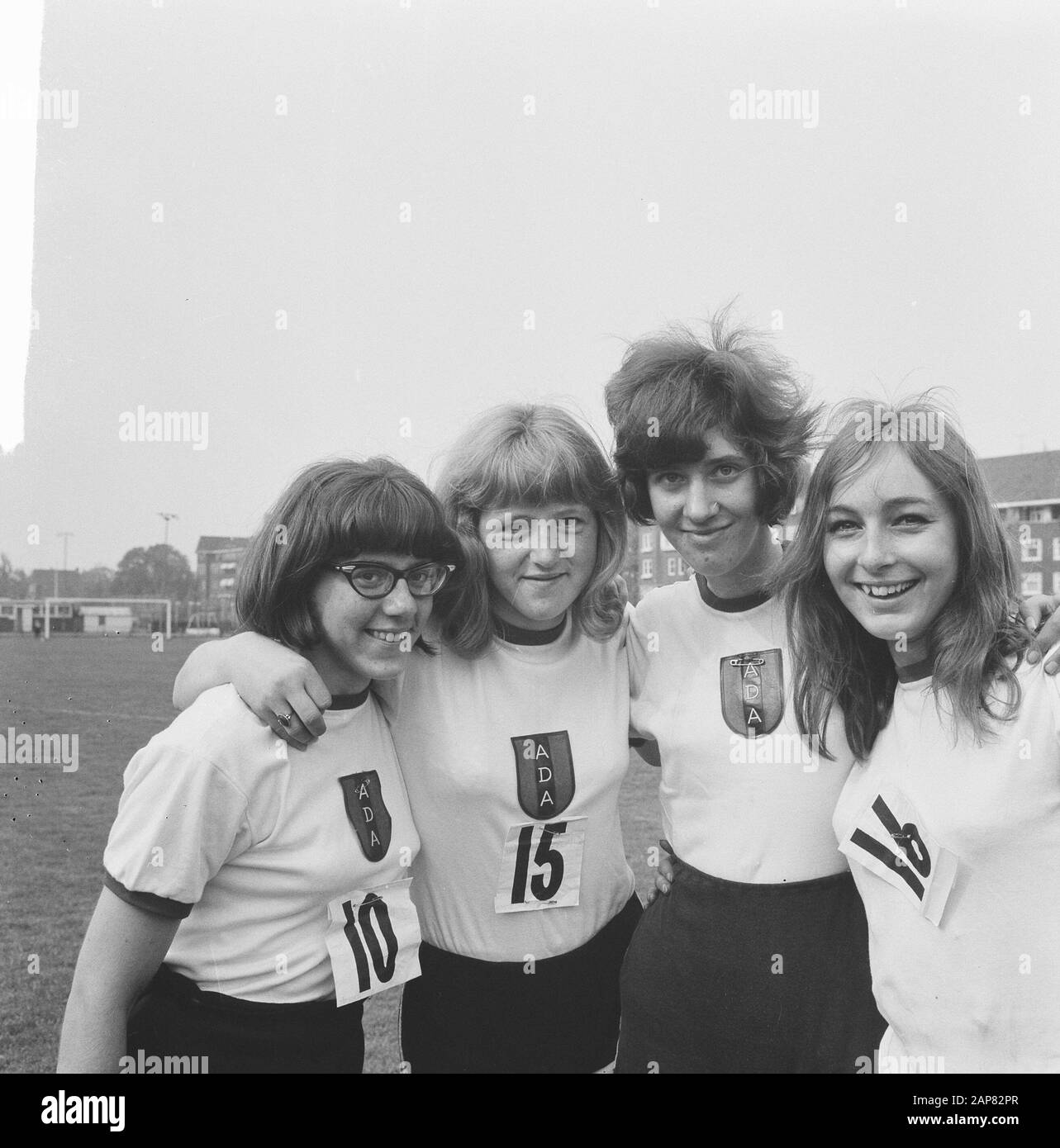 Leichtathletik im Sintelbaan, neuer niederländischer Rekord 4 x 80 Meter Mädchen ab, v. l. W. Bloothoofd, R. van de Ploeg, W. Kok und W. Wokke Datum: 23. Mai 1965 Stichwörter: ALETICS Personenname: R. van de Ploeg, W. Bloothoofd, W. Kok Institutionenname: Sintelbaan Stockfoto