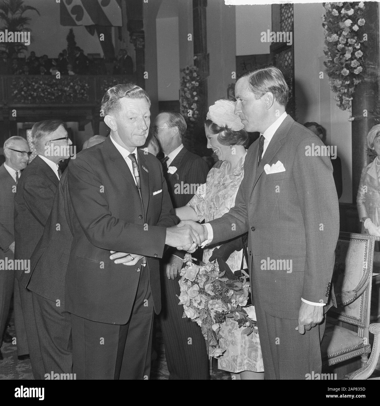 Engagement Prinzessin Beatrix und Claus von Amsberg Beschreibung: Herr Koekoek gratuliert Claus von Amsberg Datum: 29. Juni 1965 Schlüsselwörter: Herzlichen Glückwunsch, Engagements persönlicher Name: AMSBERG, Claus von Stockfoto