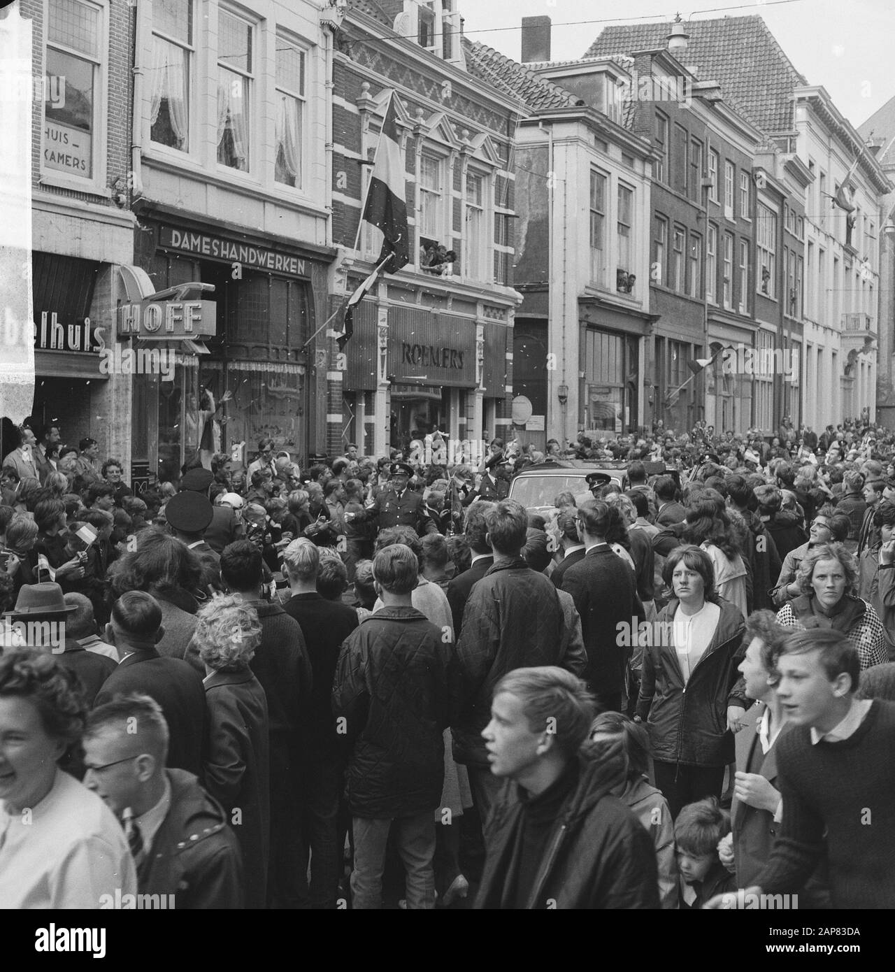 Besuchen Sie Zwolle von Prinzessin Beatrix und Claus Datum: 9. September 1965 Ort: Overijssel, Zwolle Schlüsselwörter: Besuche persönlicher Name: Beatrix, Prinzessin, Claus, Prinz Stockfoto