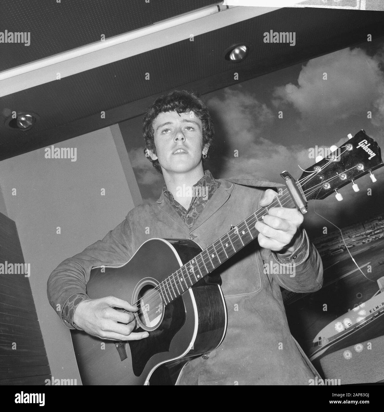 Ankunft Donovan Leitch (Singer Folk Songs) am Schiph Datum: 12 Juli 1965 Ort: Noord-Holland, Schiphol Schlüsselwörter: Ankünfte, Sänger persönlicher Name: Donovan Leitch Stockfoto