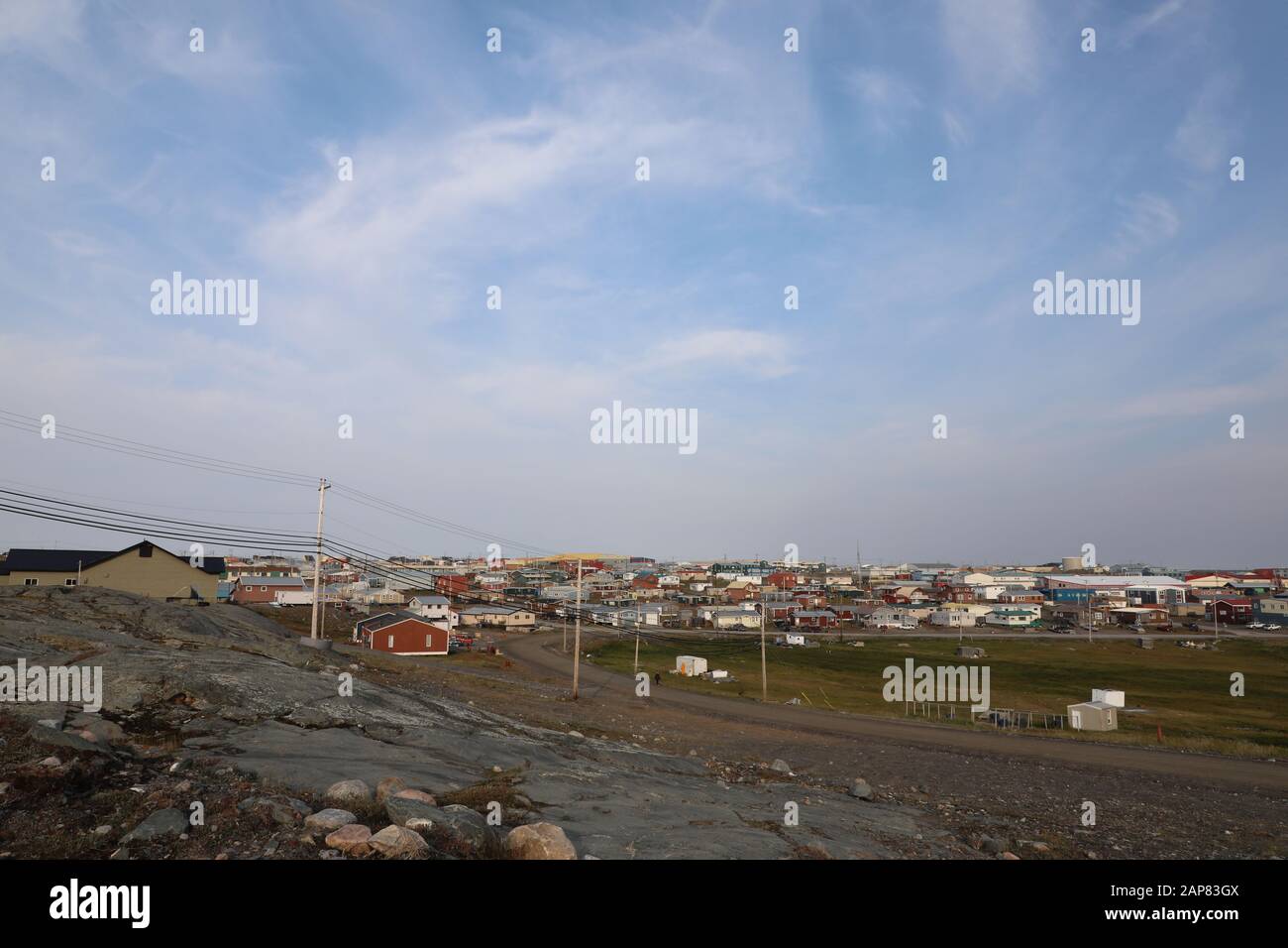 Blick auf Rankin Inlet, eine entlegene arktische Gemeinde in Nunavut, im Sommer mit blauem Himmel Stockfoto