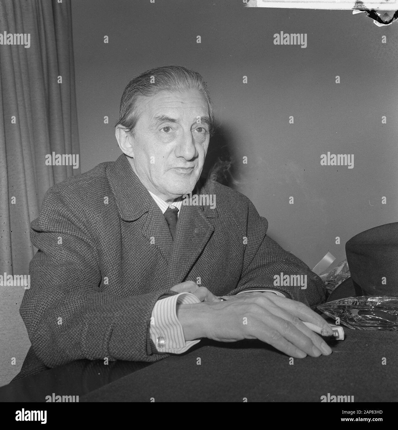 Ankunft Sir John Barbirolli (Dirigent) am Schiphol Datum: 14. September 1965 Ort: Noord-Holland, Schiphol Schlüsselwörter: Ankunft, Leiter Stockfoto